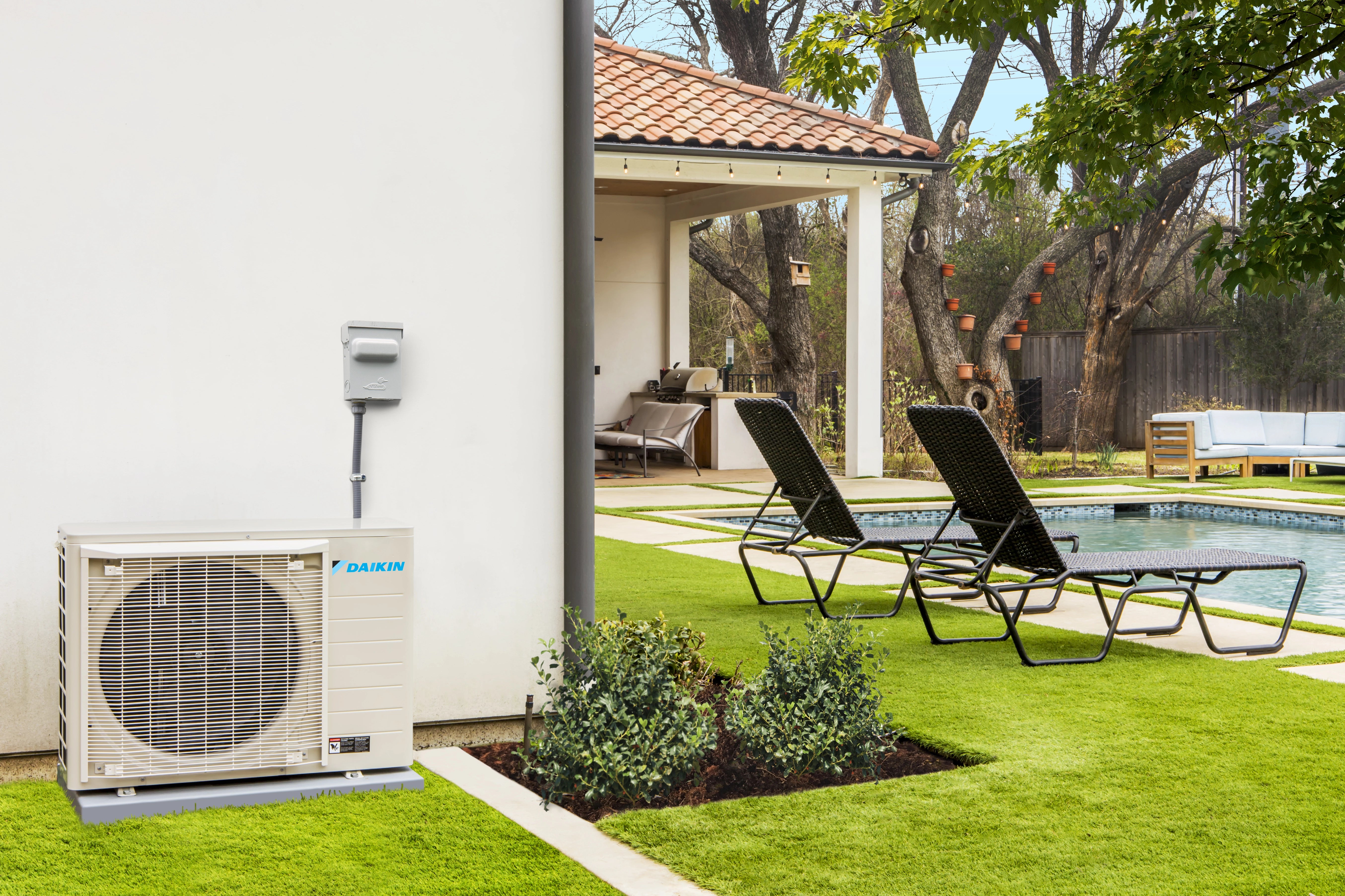 Daikin Aurora Extreme Ambient System 18000 BTU 21 SEER2 Single Zone Ductless Mini Split Heat Pump System - R32 RXT18AVJU9 / FTXV18AVJU9
